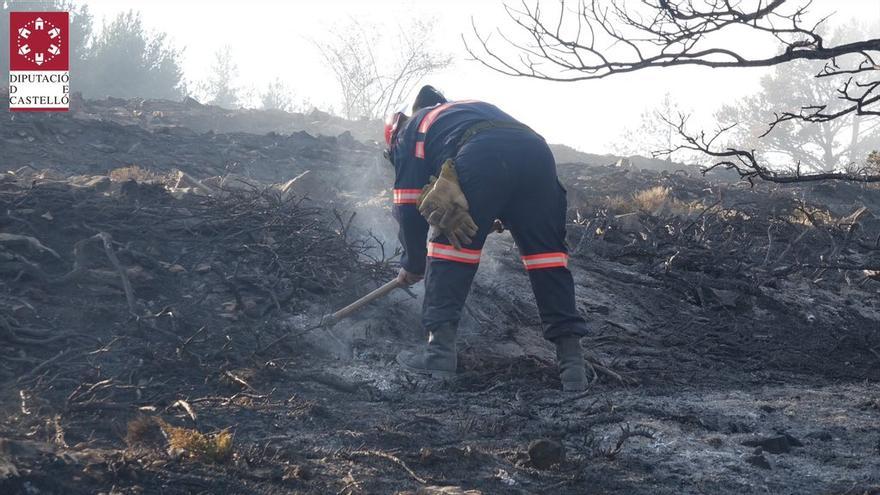 Imagen de un bombero trabajando en una de las zonas calcinadas por las llamas.