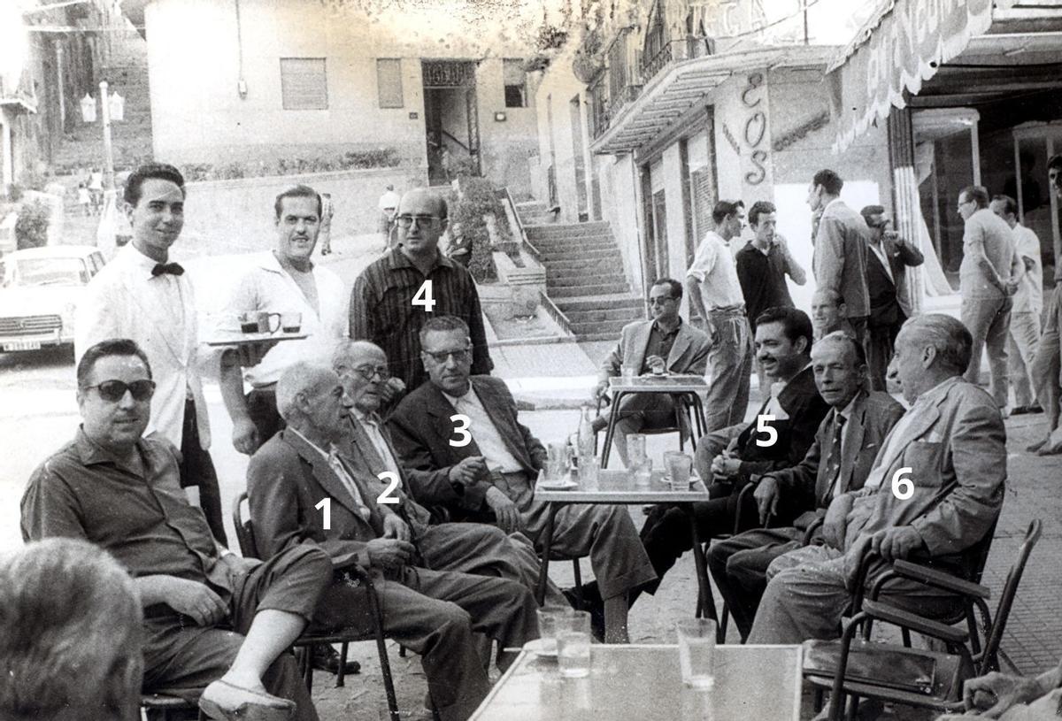 Los miembros de la tertulia en la plaza de San Ginés