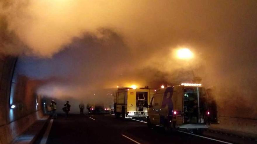 Espectacular simulacro de incendio en la A8 en Ribadesella