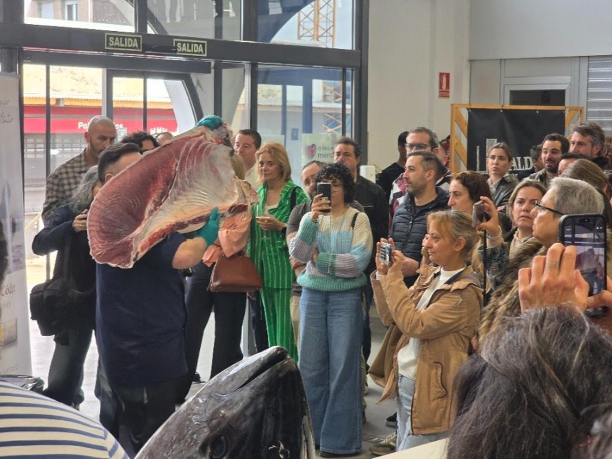 Así se disfrutó del ronqueo de un atún rojo de 200 kilos pescado en las almadrabas gaditanas, organizado por Novomar Arousa y el restaurante La Baldosa, en Vilagarcía.