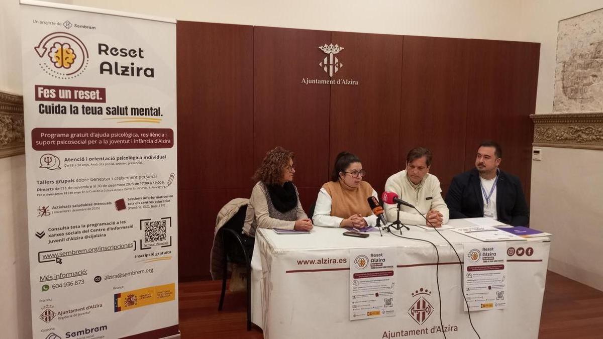 La regidora Lara Ferrer i l'alcalde, Alfons Domínguez, amb els tècnics de Sembrem, en la presentació de "Reset Alzira".