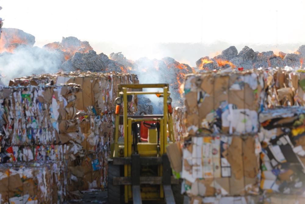 Incendio en una empresa de reciclaje de cartón