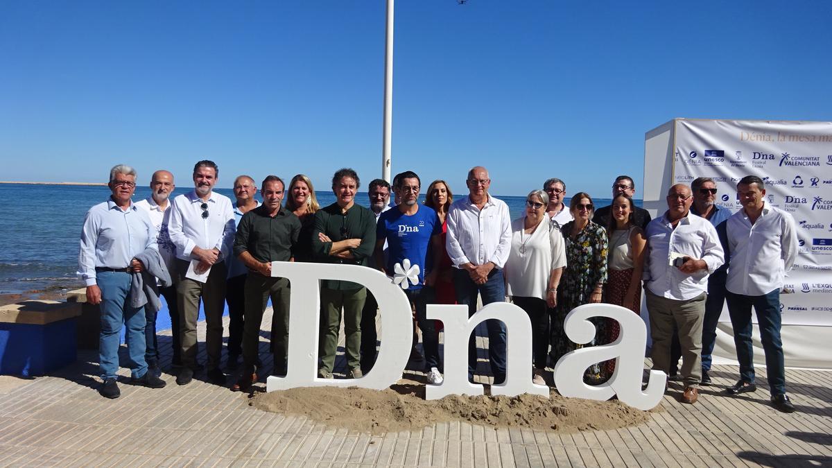 El comisario del certamen, Quique Dacosta, junto con el alcalde, Vicent Grimalt, el secretario autonómico de Turisme, Francesc Colomer y alcaldes de la Marina Alta