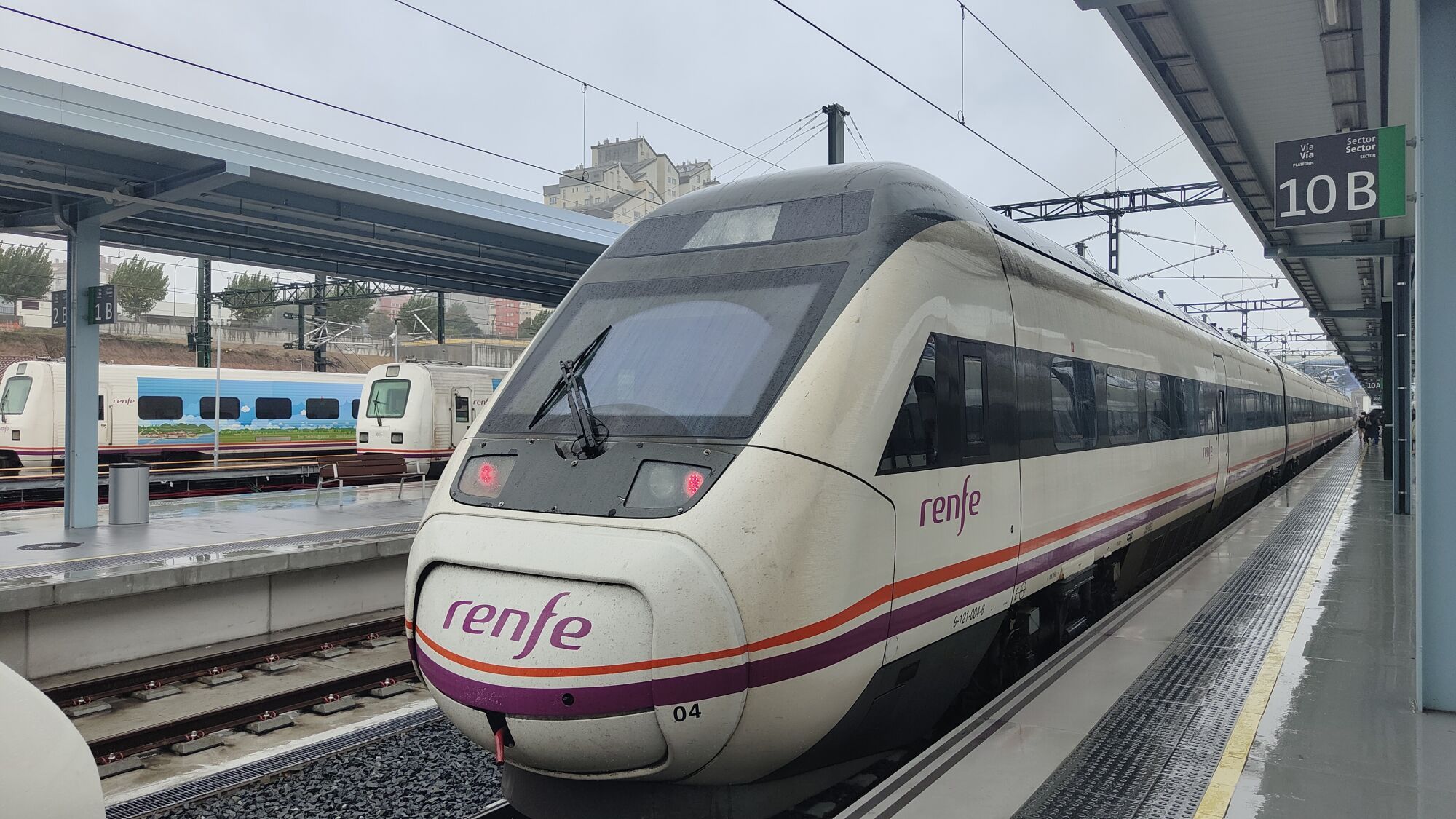 Trenes del servicio regional en la estación de A Coruña.