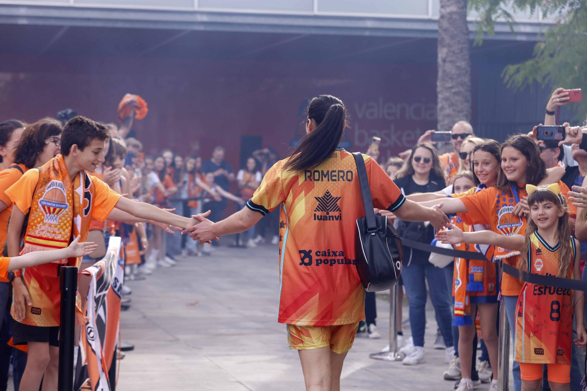 Así fue el recibimiento de los aficionados de Valencia Basket  antes de enfrentarse al  Perfumerías