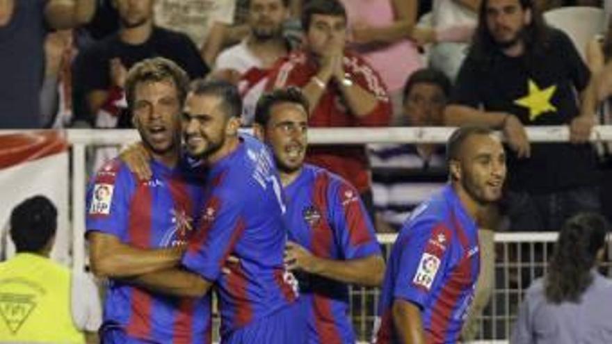 Ivanschitz, Vyntra, P. López y El Zhar celebran un gol.