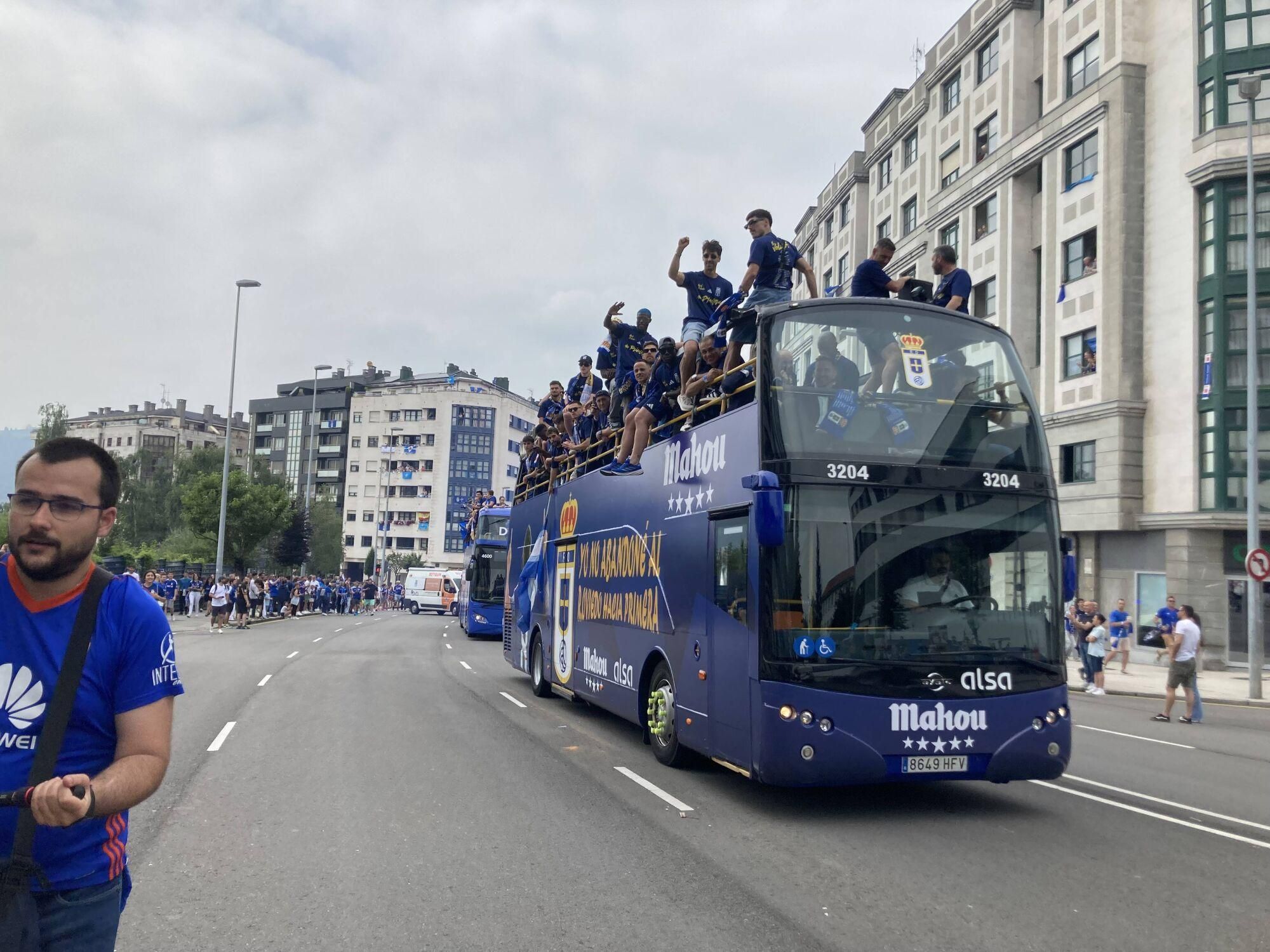 Locura azul en las calles de Oviedo para celebrar el ascenso del equipo a Primera División
