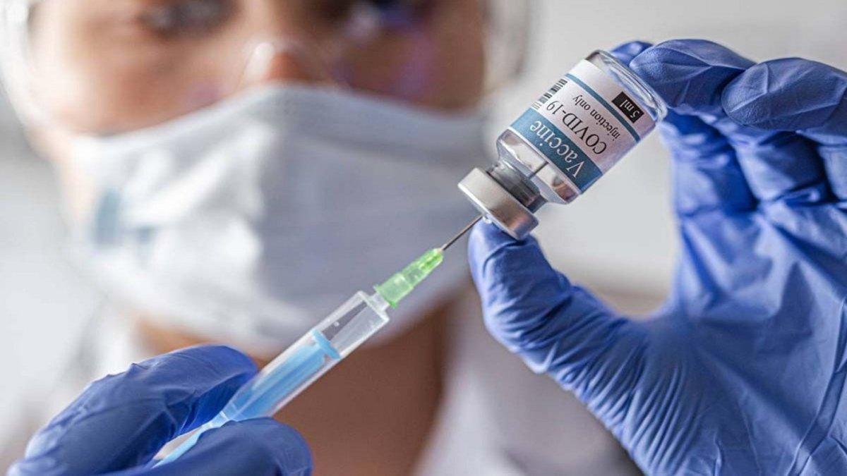 Un enfermero español prueba la vacuna que ha creado Oxford