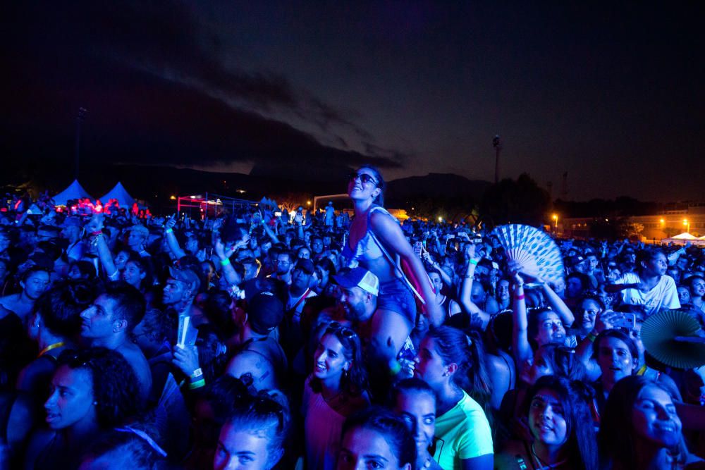 Miles de jóvenes asistieron al Reggeaton Beach Festival con Bad Bunny como cabeza de cartel