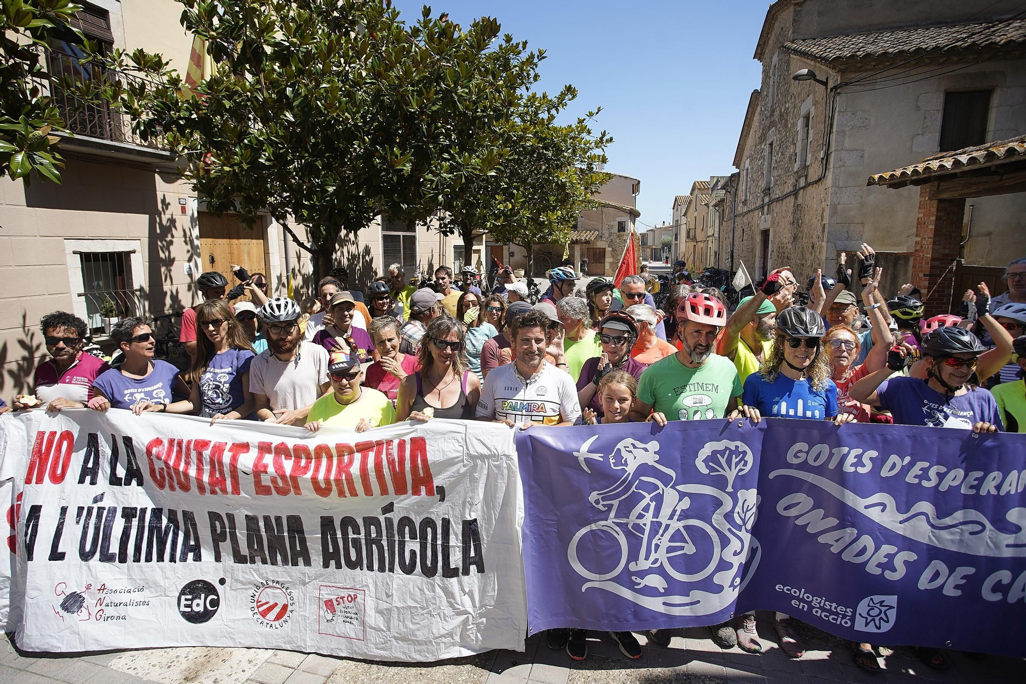 Les imatges de la protesta contra la ciutat esportiva del Girona a Vilablareix