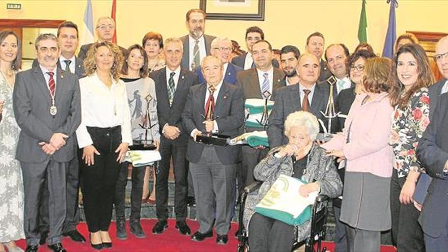 El Ayuntamiento celebra el 28-F con la entrega de las banderas de Andalucía