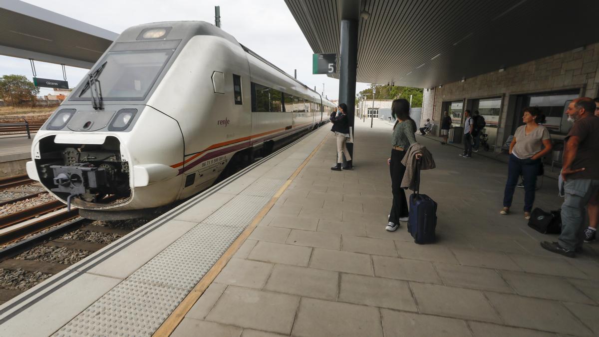 Un tren llega a la estación de Cáceres, en una imagen de archivo