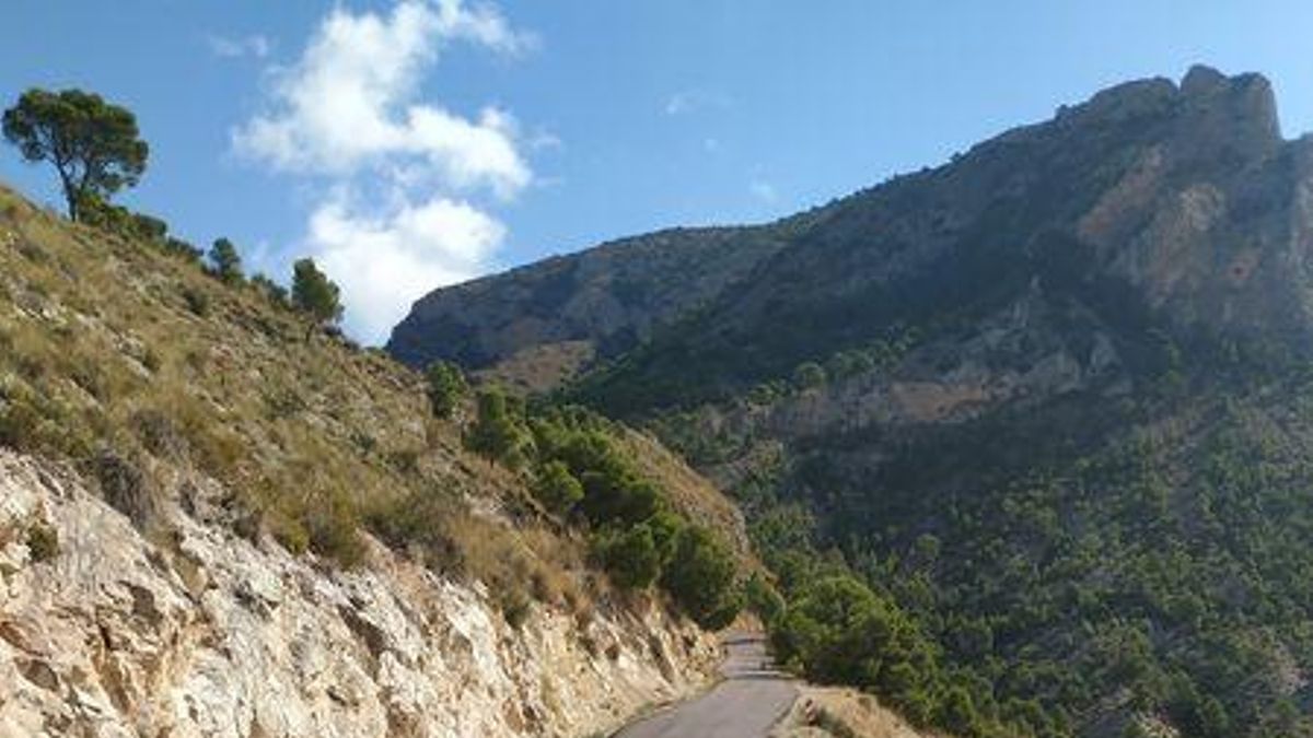 El camino de la sierra del Cid donde un desconocido ha arrojado clavos.