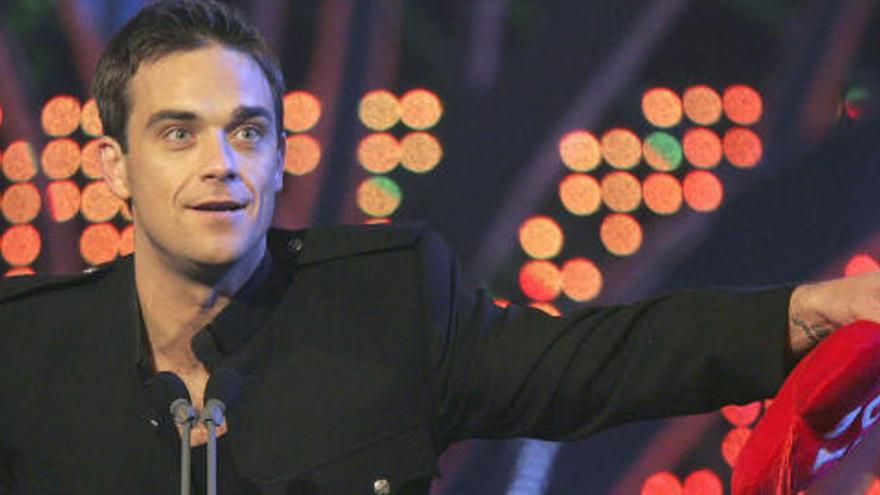 Robbie Williams pide matrimonio a su novia.