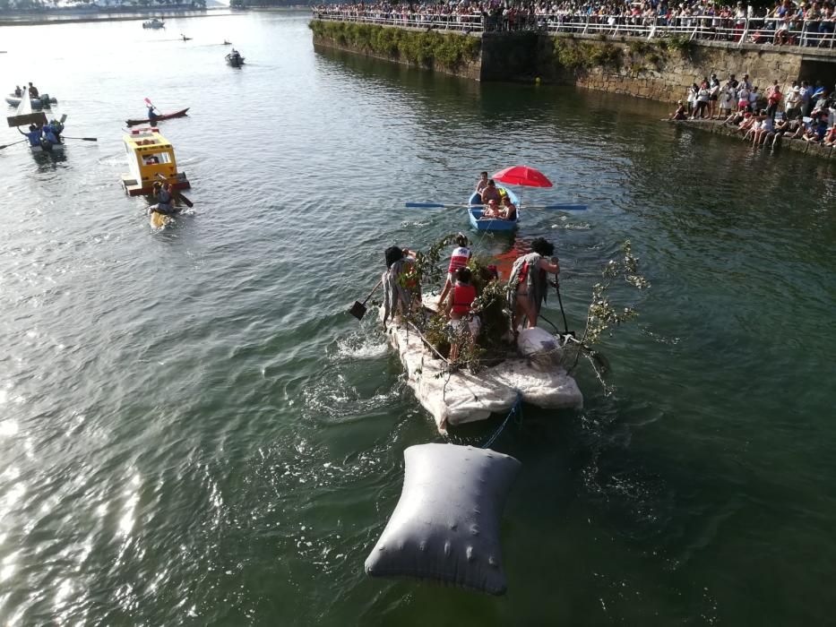 Decenas de embarcaciones improvisadas participan en la carrera "Flota como poidas"