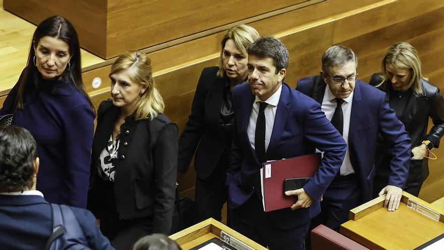 Imagen de archivo del presidente de la Generalitat Valenciana, Carlos Mazón (c), a su salida de una sesión plenaria.