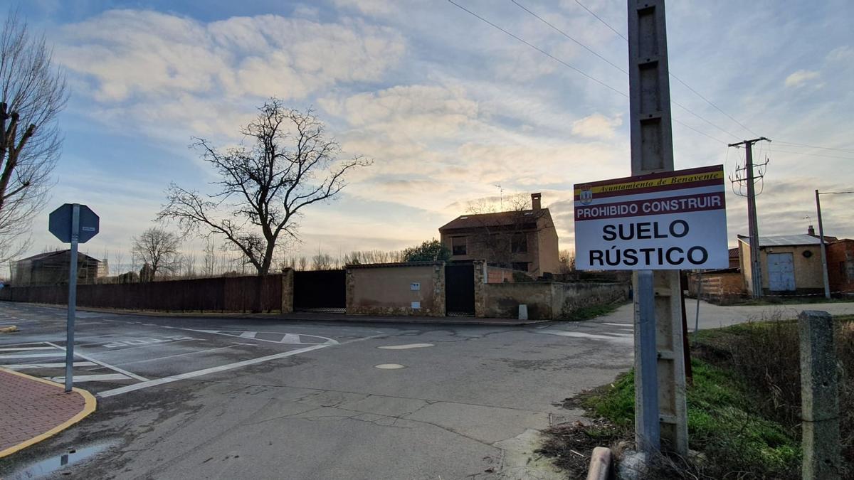 Cartel municipal que indica la prohibición de construir en suelo rústico en un área inundable.