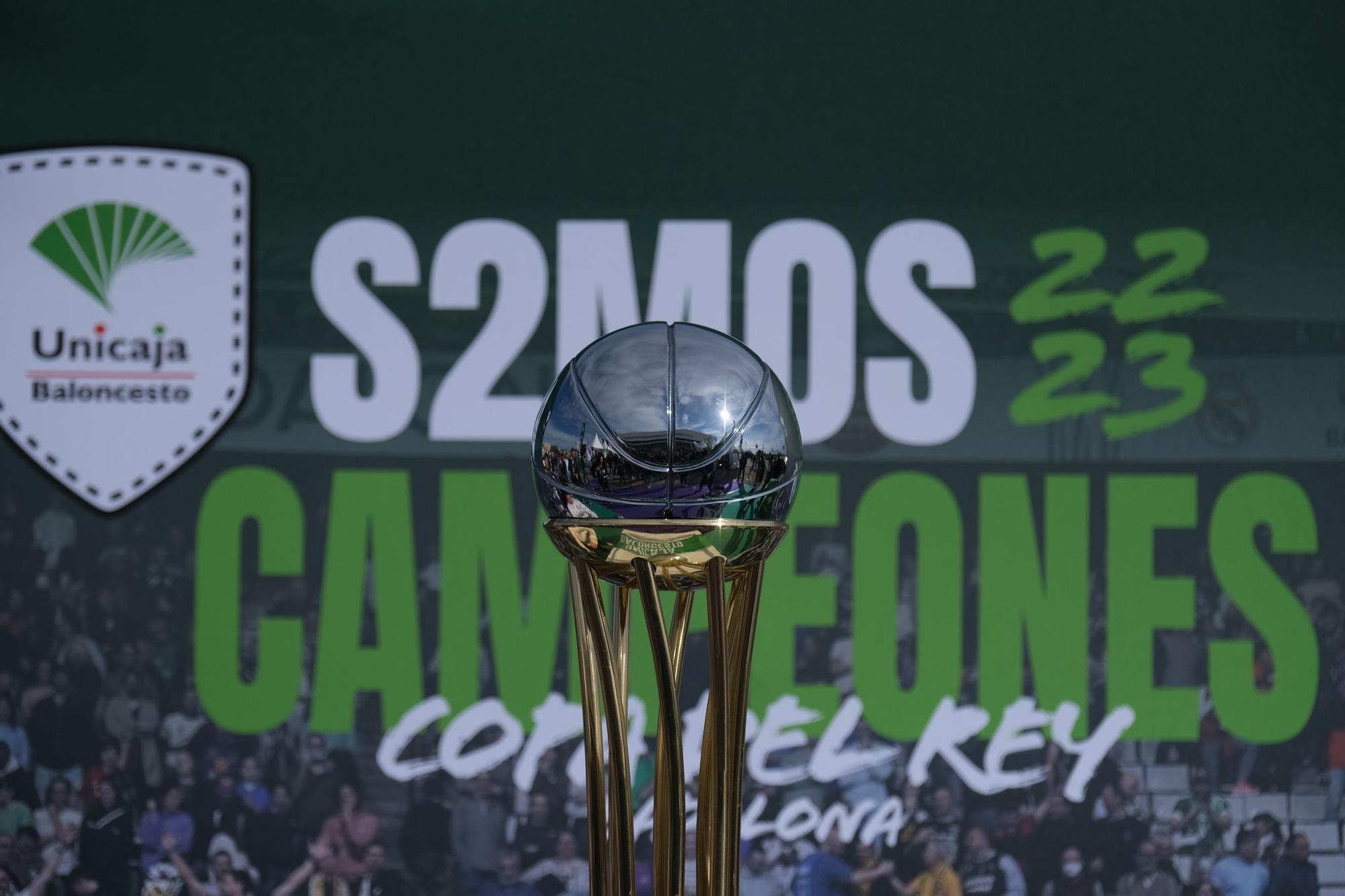 La afición celebra el título de Copa en la previa del Unicaja - Girona