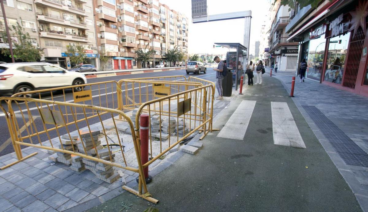 Las obras de movilidad vuelven a actuar sobre las paradas de autobús de Ronda Norte. | JUAN CARLOS CAVAL