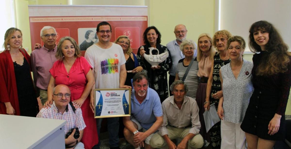 Arriba, miembros del Grupo Deportados Asturias, tras recibir el premio «Trece Rosas»; a la izquierda, la liberación del campo de Mauthausen.