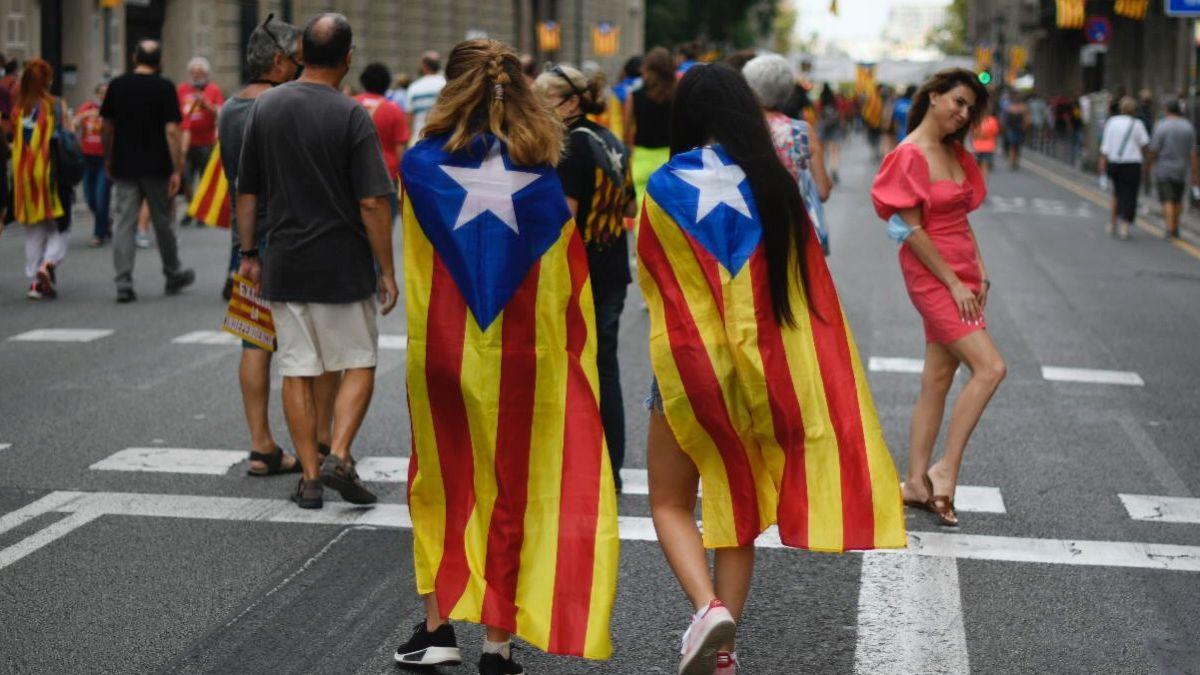 Barcelona. 11.09.2021. Política. Detalle de la concentración en la Vía Layetana durante la manifestación independentista con motivo de la Diada. Fotografía de Jordi Cotrina