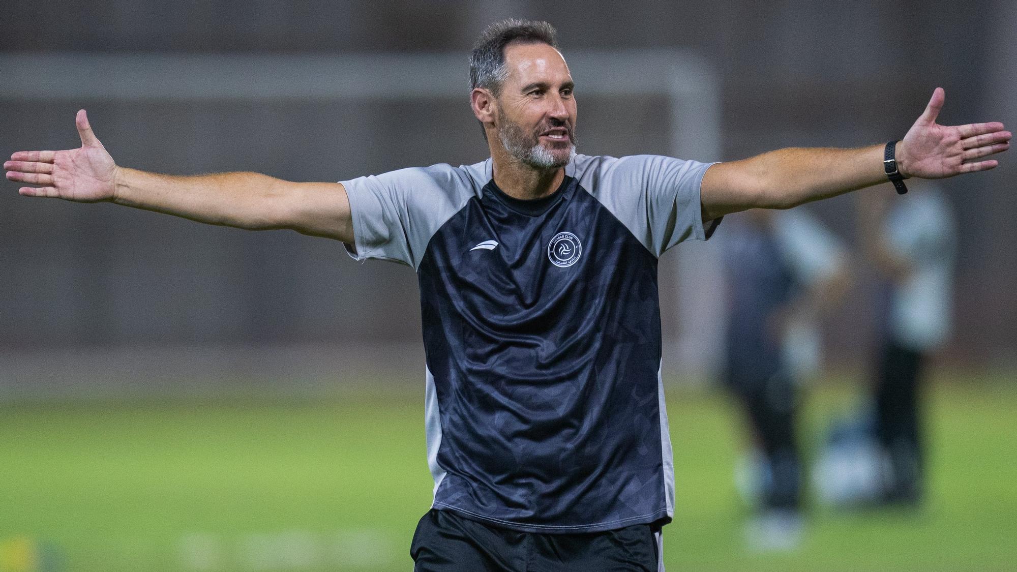 Vicente Moreno, en un entrenamiento con el Al-Shabab.