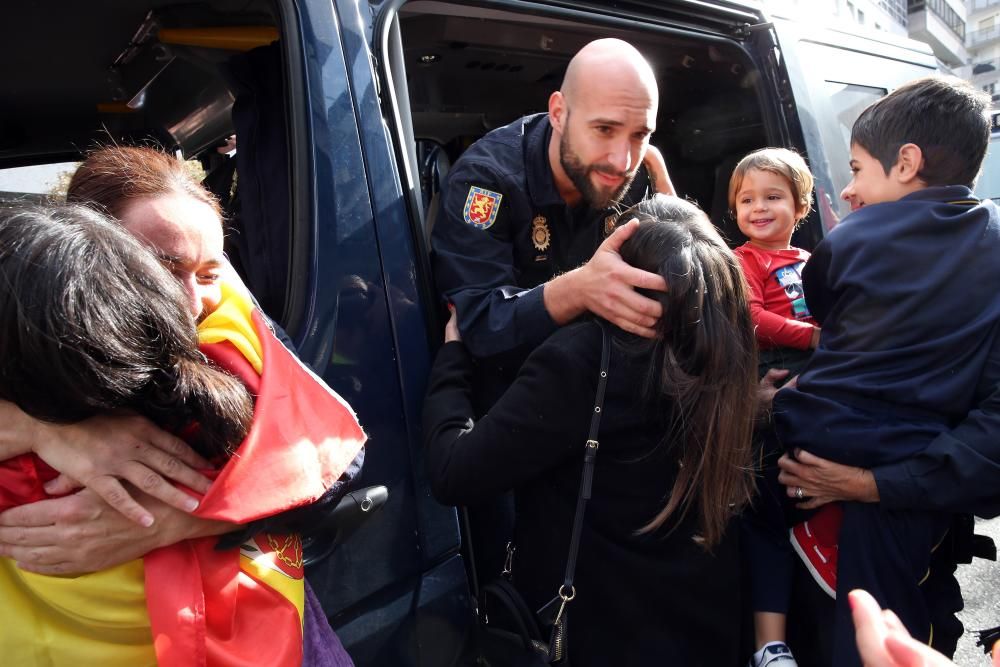 Vigo recibe entre aplausos y al grito de "¡Valientes!" a los agentes de la UIP que regresan de Cataluña