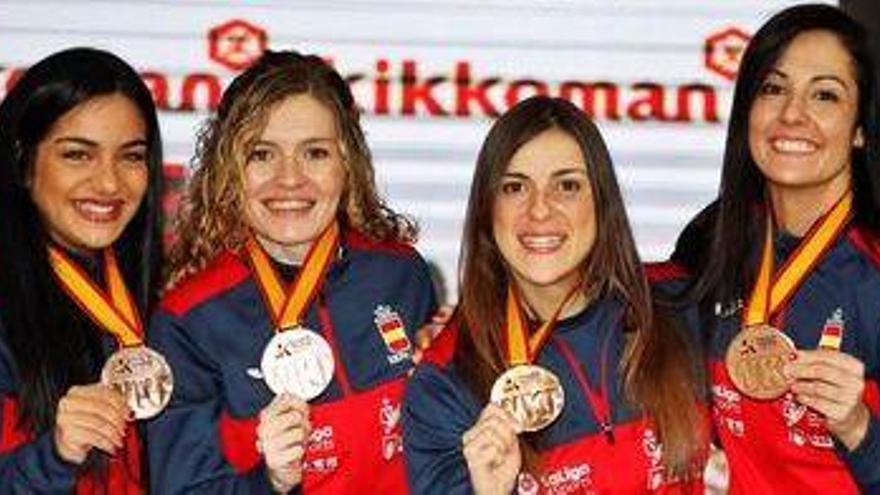 Cristina Ferrer posa feliz con sus compañeras, tras lograr la medalla de bronce por equipos en el Mundial.