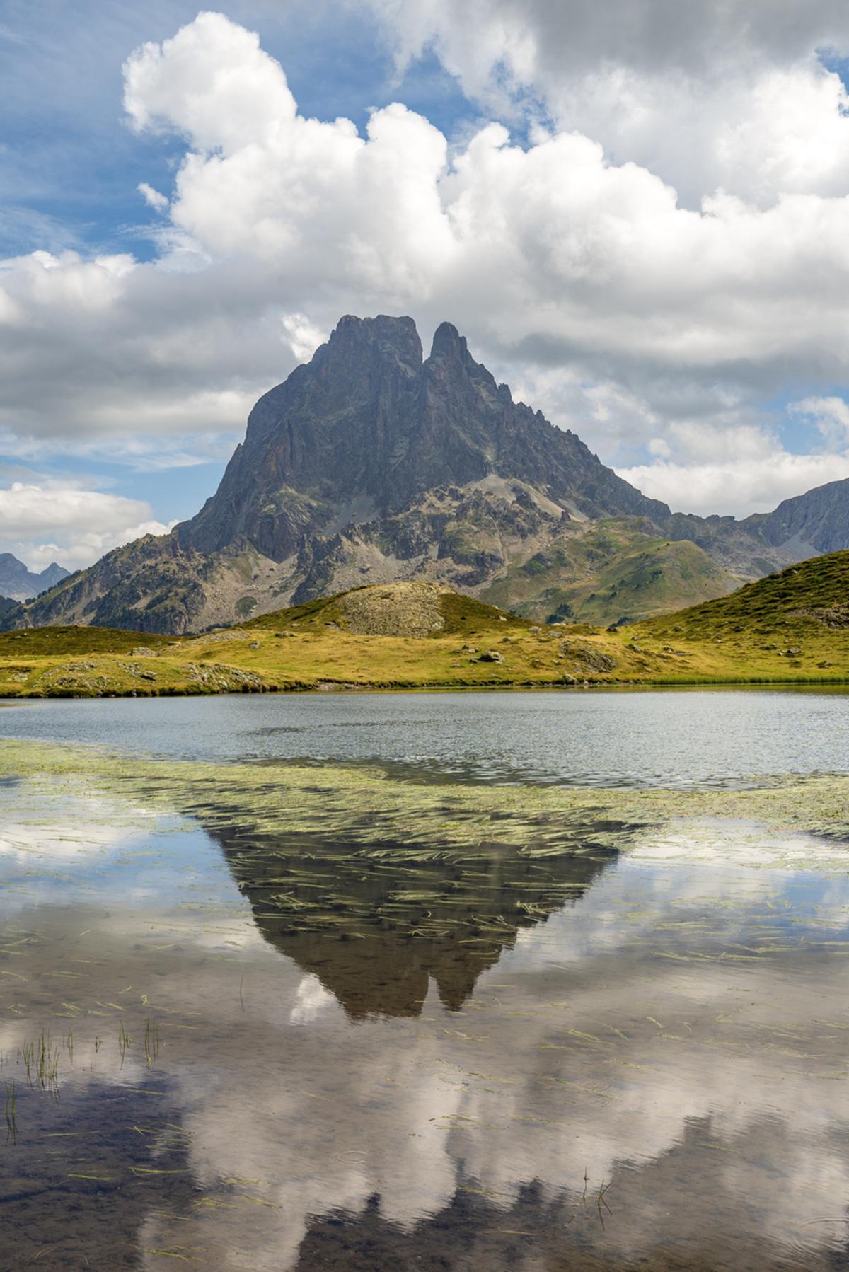 El pico Midi d'Ossau y su reflejo en las aguas del lago Miey