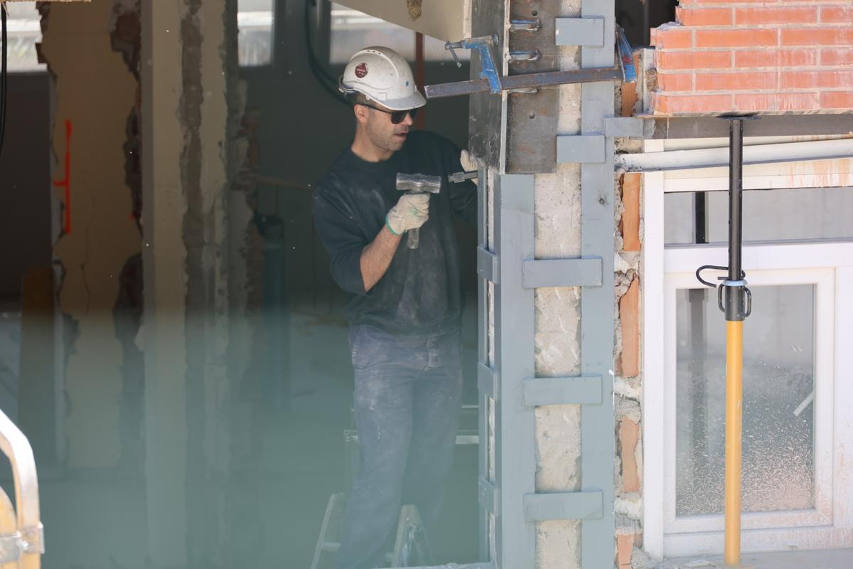 Un operario en las obras del IES Andreu Sempere