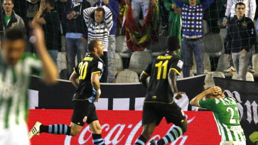 Walter Pandiani celebra su gol ante el Betis.