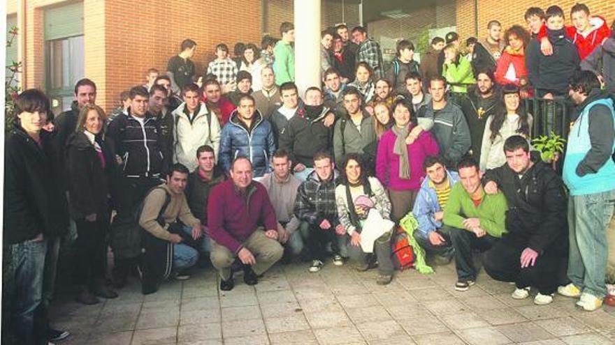 El Instituto de Tineo recibe una visita de alumnos gaditanos