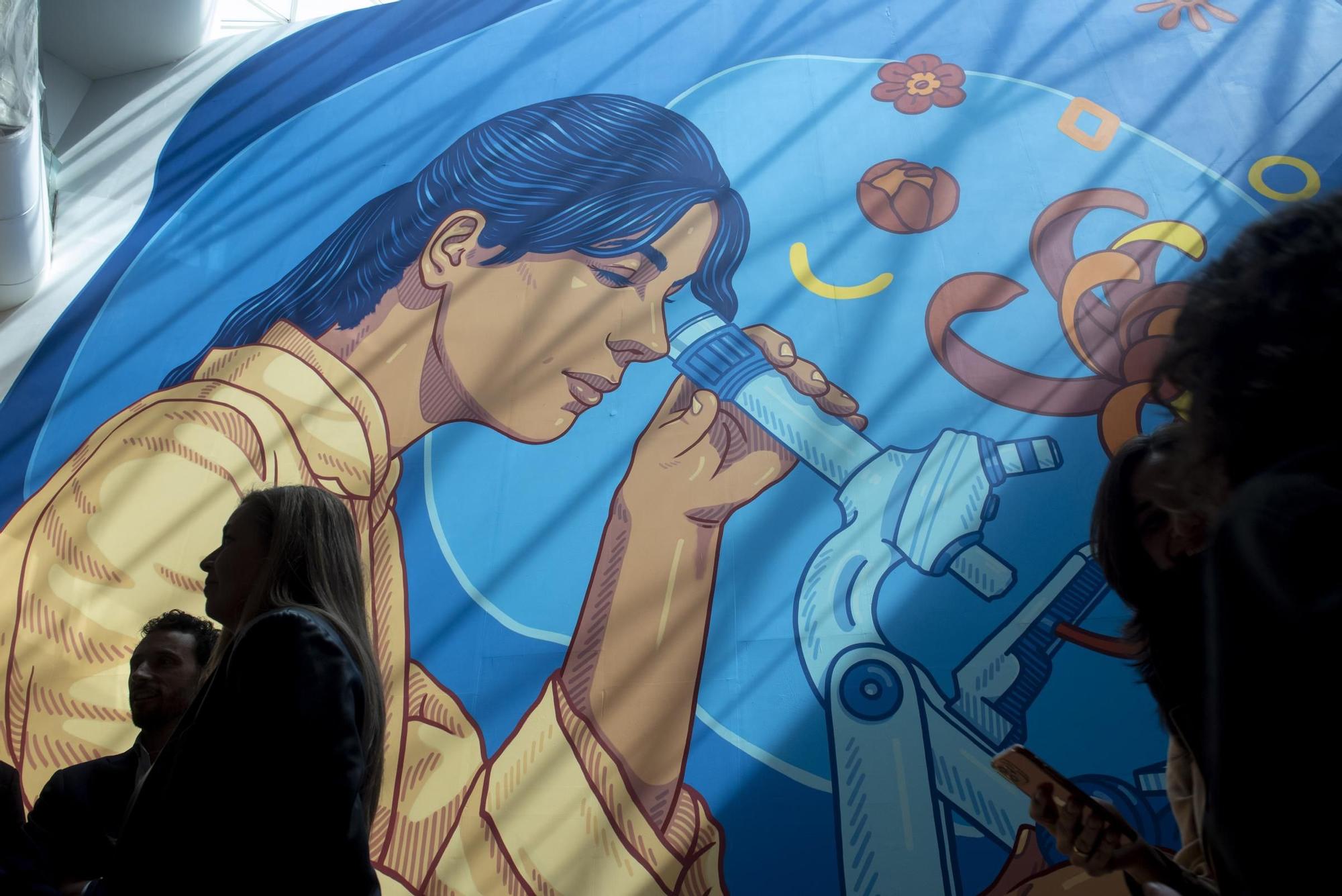 Un mural de Lidia Cao rinde homenaje a las mujeres científicas en Marineda City