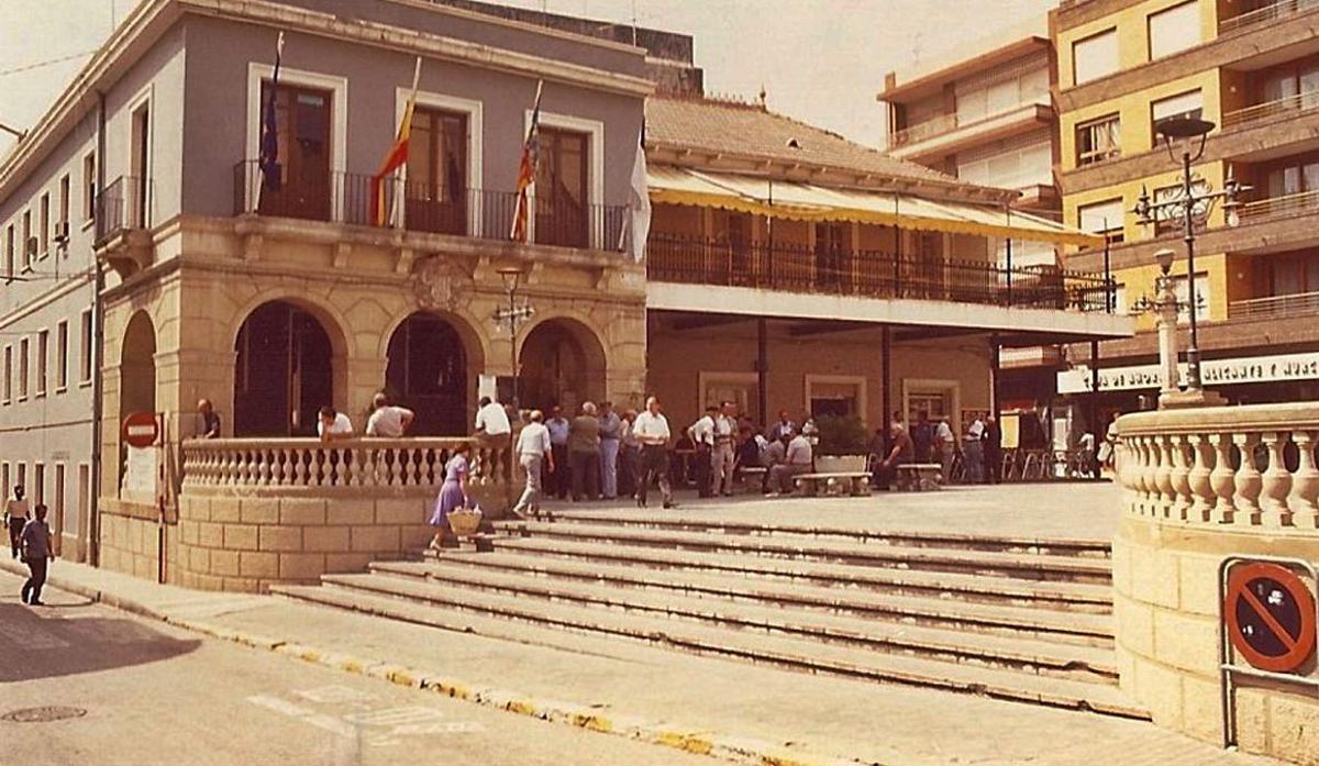 La plaza de España con su escalinata y balaustrada desaparecida, y el antiguo Consistorio.