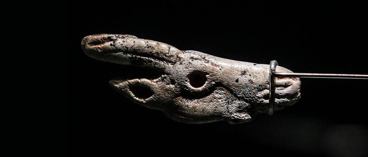 Colgante con forma de cabeza de cabra, del Magdaleniense Superior, recuperado en la cueva de Tito Bustillo. Se conserva en el Museo Arqueológico.