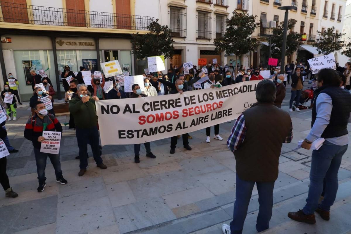 El comercio ambulante protesta ante el Ayuntamiento por el cierre de los mercadillos