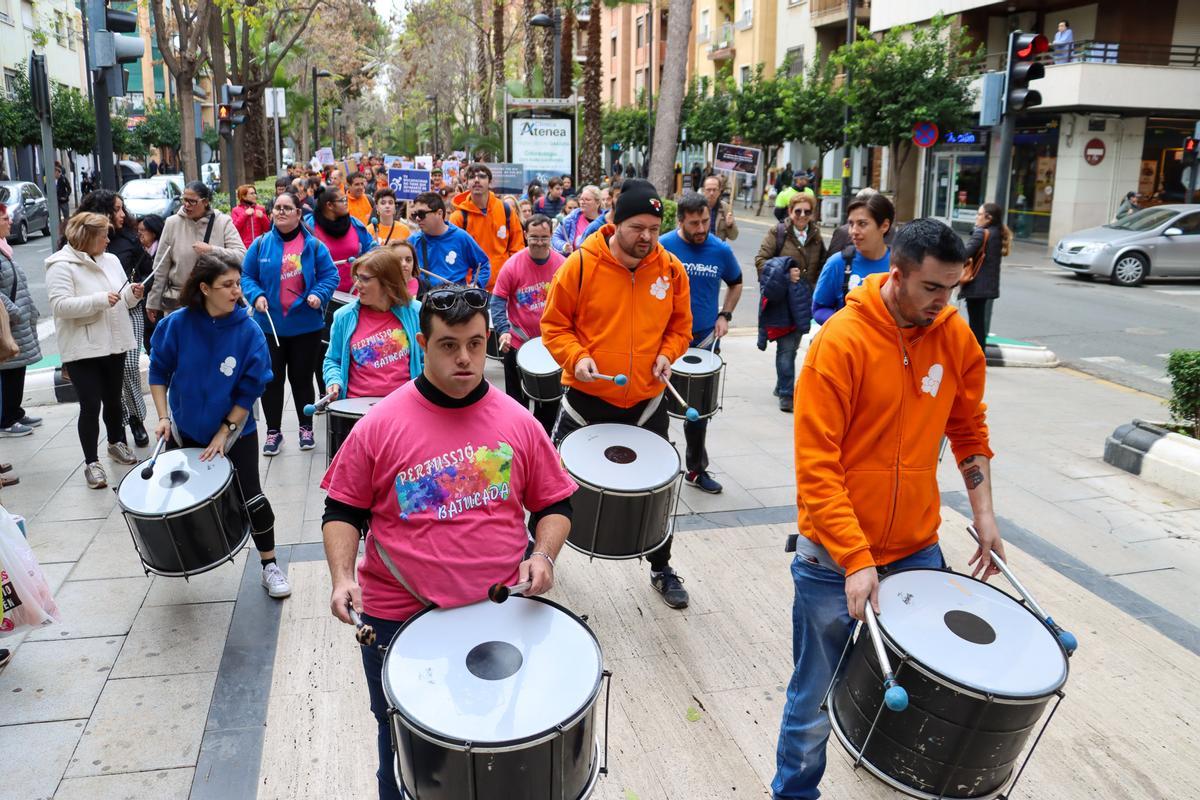 Batucada durante la marcha reivindicativa en Torrent