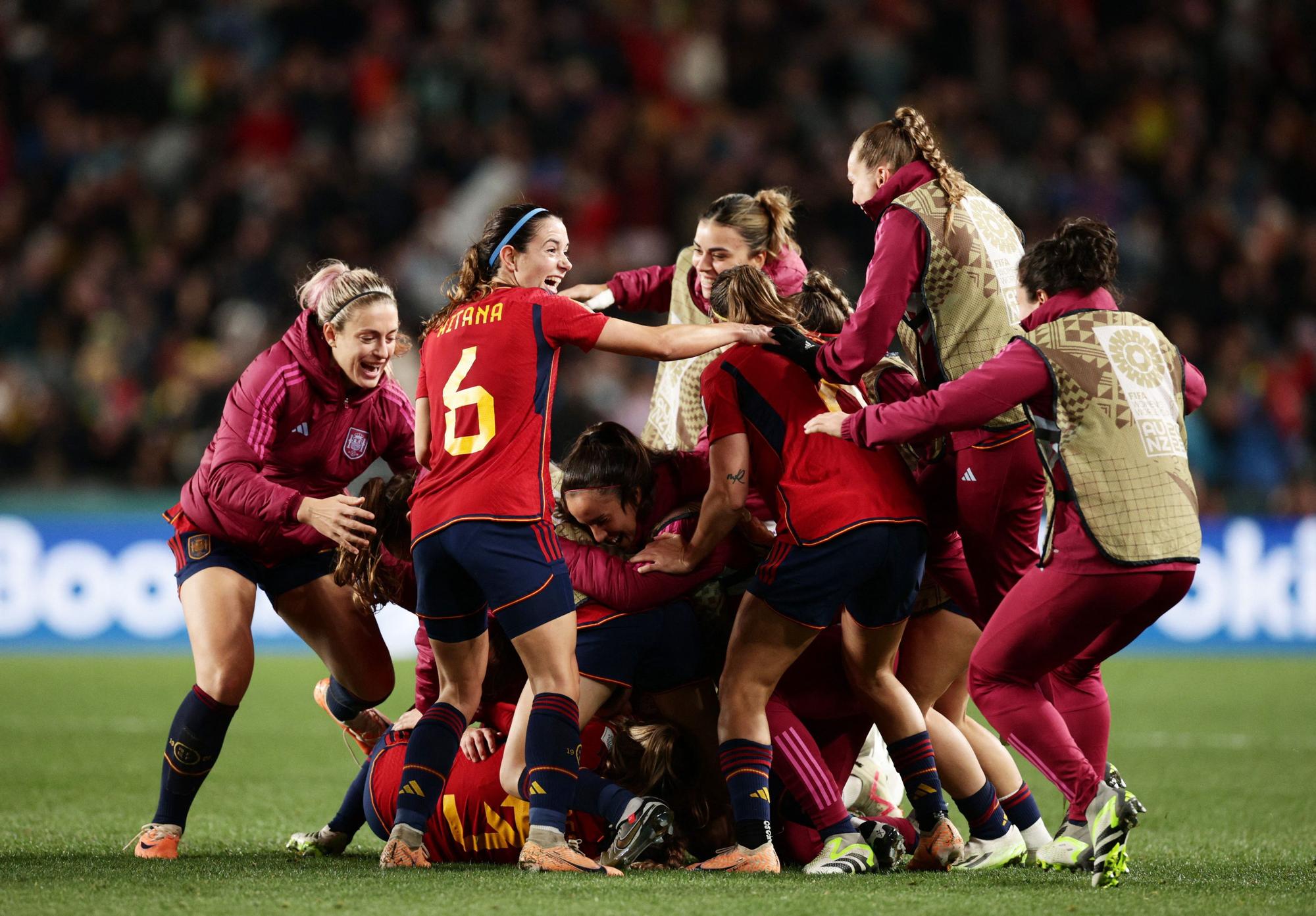 Las jugadoras de España celebran el gol de Olga Carmona ante Suecia.