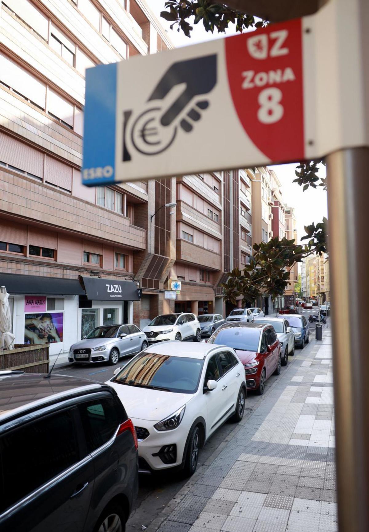 Coches aparcados en la zona azul de la calle Doctor Cerrada.   | MIGUEL ÁNGEL GRACIA