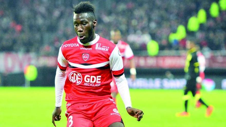 Arthur Masuaku, francés de 20 años de origen congoleño, juega en el Valenciennes de lateral izquierdo.