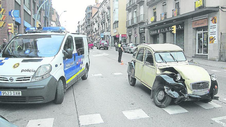 Un ferit lleuen un xoc entre dos cotxes a Manresa