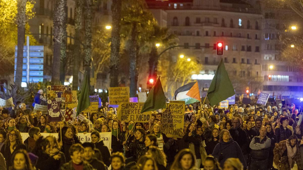 Más de 2.000 personas marcharon por Palma en la protesta organizada por el Moviment Feminista.