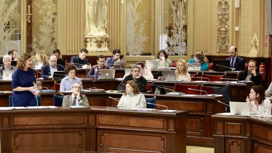 La presidenta, a la izquierda, se dirige ayer al pleno del Parlament. | CAIB