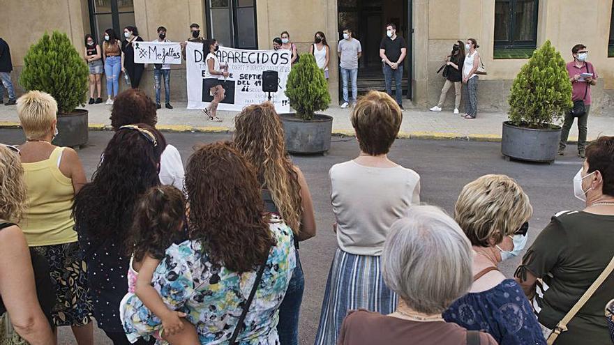 Una seixantena de persones van assistir a la concentració | OSCAR BAYONA