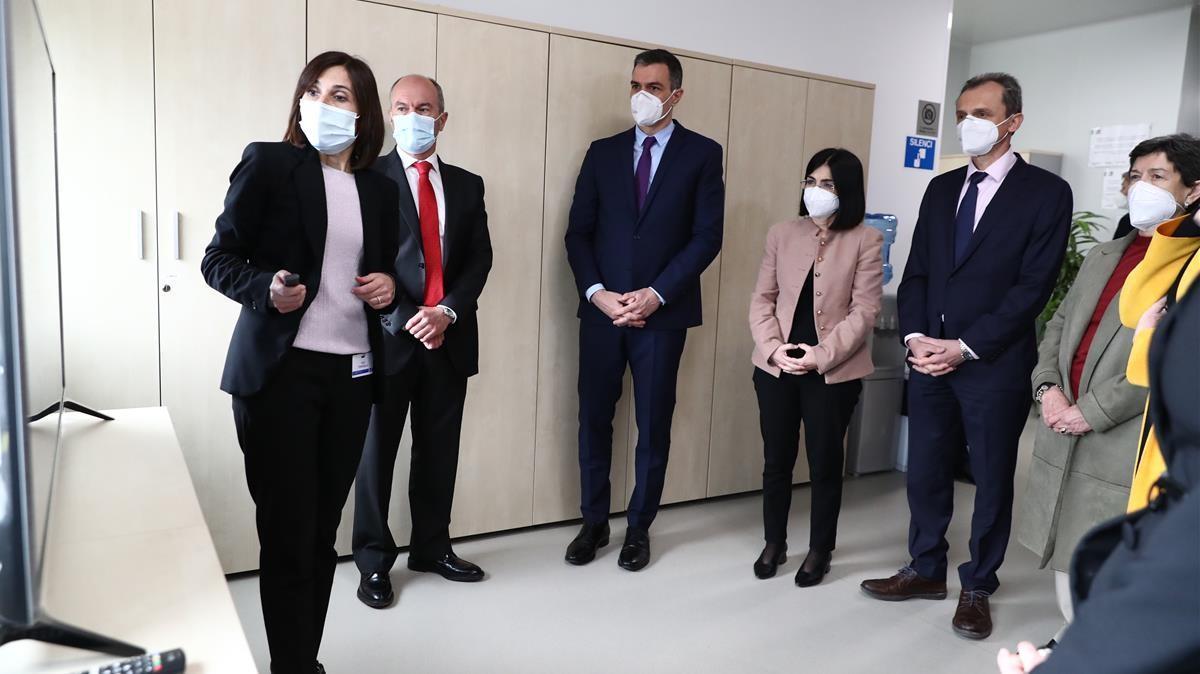 Pedro Sánchez, acompañado de ministros y otras autoridades, visitando las instalaciones de la farmacéutica Hipra.