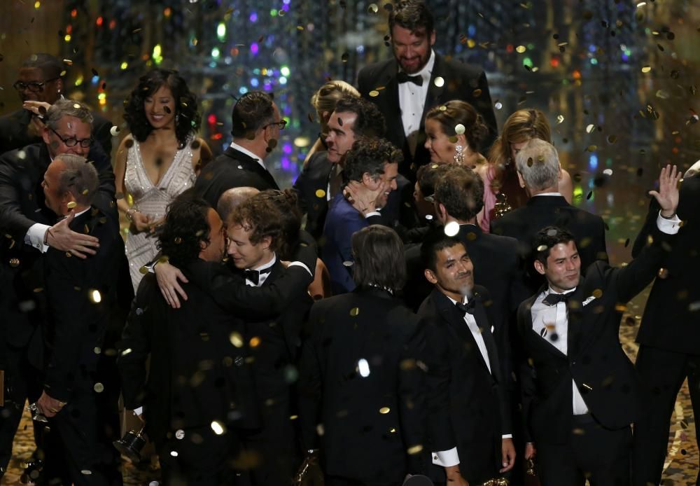 Los ganadores del Oscar se reúnen en el escenario después del final de la entrega de premios