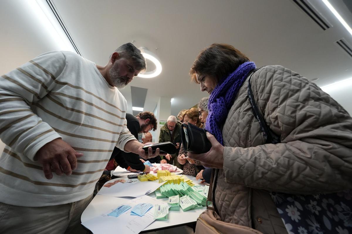 CASTELLON. CASA DE CULTURA. COLA PARA ALQUILAR SILLAS EN MAGDALENA