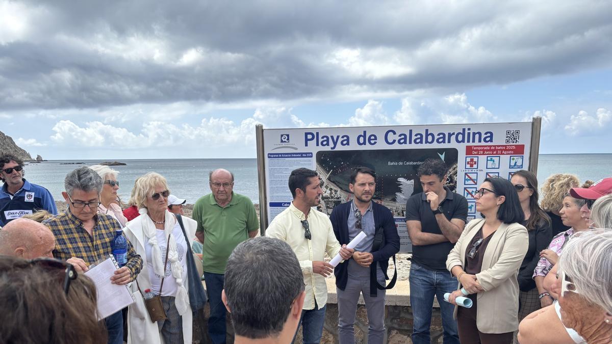 El pasado 7 de mayo el alcalde reiteraba frente a los vecinos de Calabardina su compromiso de proceder a la limpieza de la playa una vez recibida la autorización de Medio Natural.