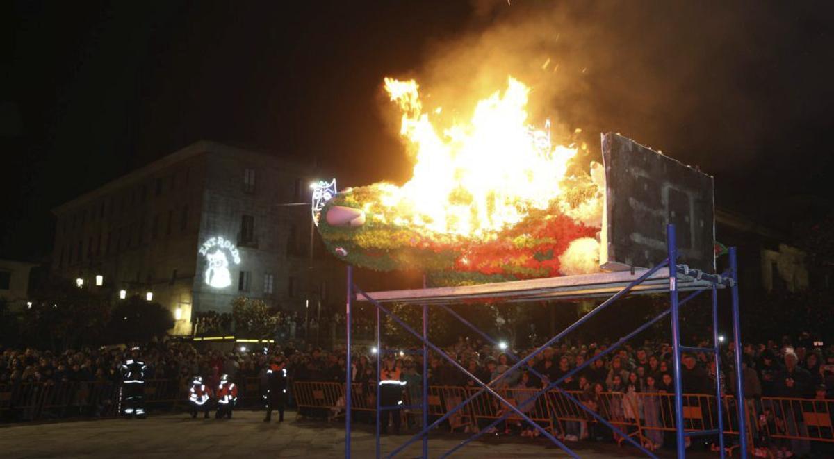 El emblema del Entroido local arde en A Ferrería. | GUSTAVO SANTOS