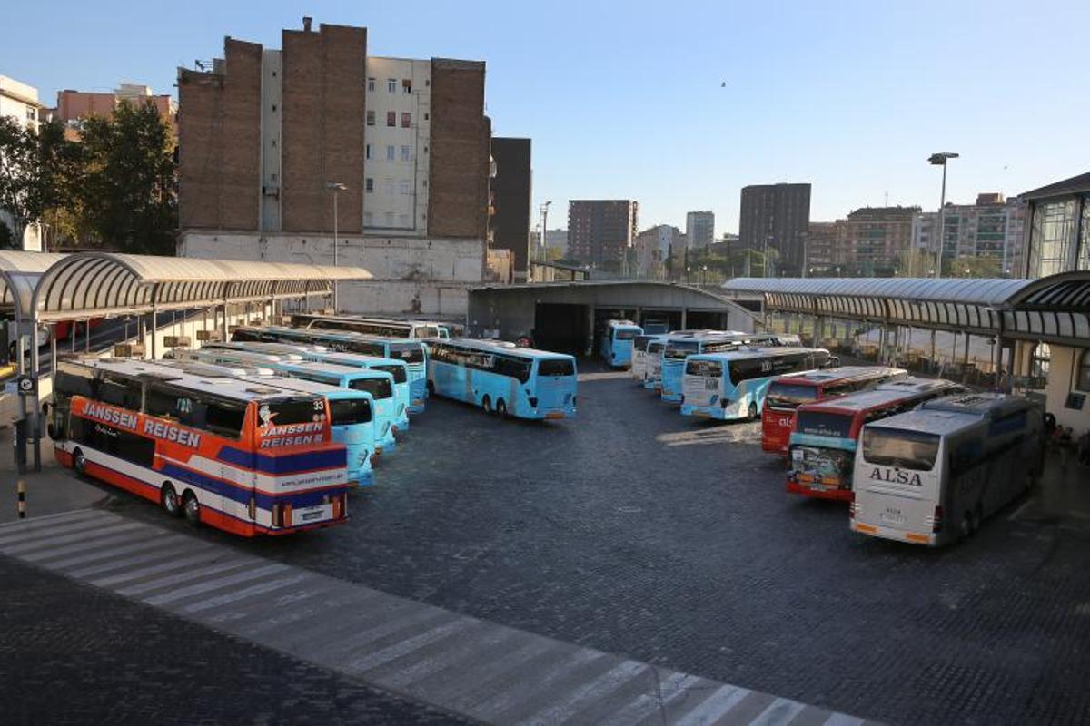 Buses interurbanos en la Estació del Nord y Barcelona